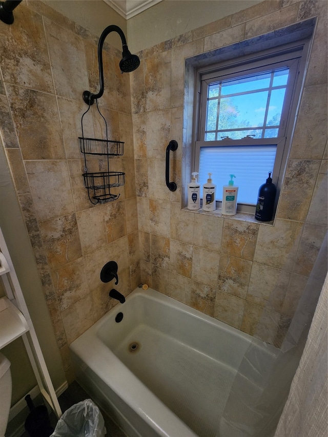 bathroom with tiled shower / bath