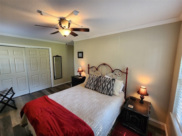 bedroom featuring ornamental molding, dark hardwood / wood-style flooring, a closet, and ceiling fan