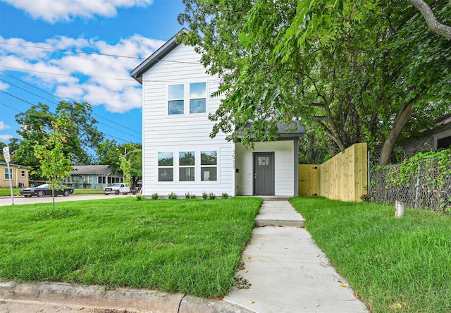 view of front facade featuring a front yard