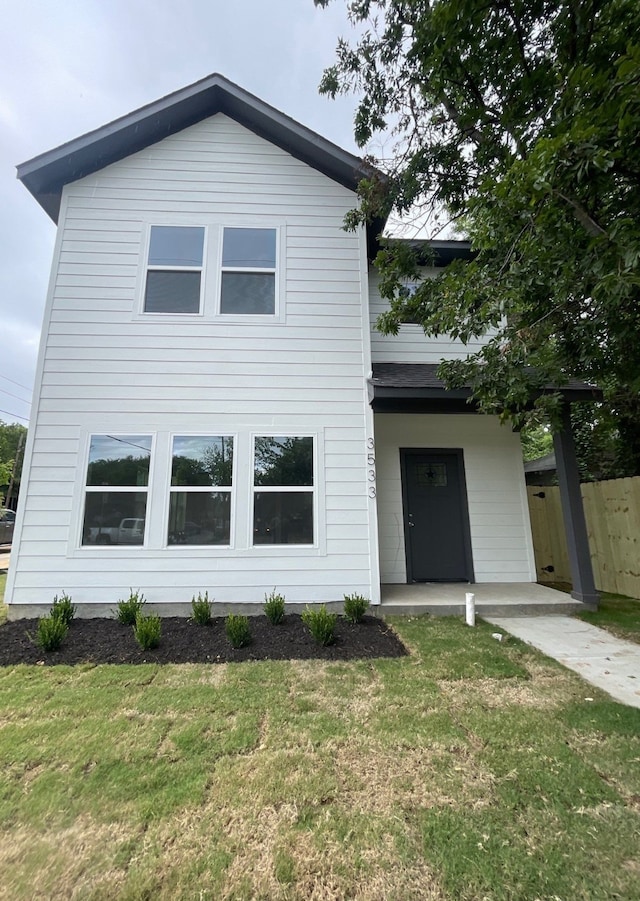 view of front of property with a front yard