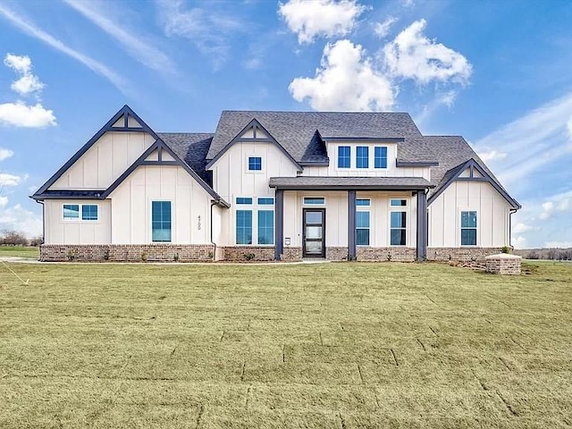 view of front of house featuring a front lawn