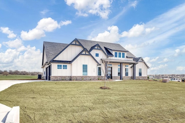 view of front of house featuring a front yard