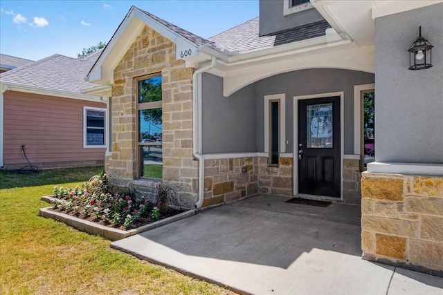 property entrance featuring a yard