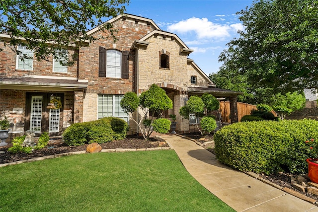 view of front of property featuring a front yard