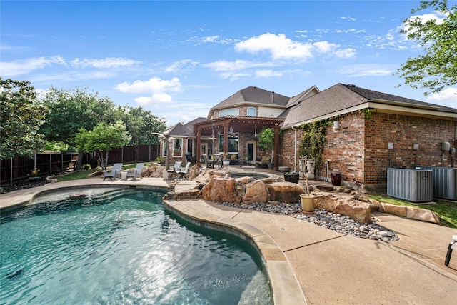 view of swimming pool featuring a jacuzzi and a patio area