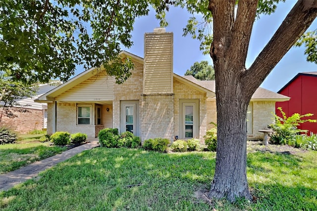 view of front of house featuring a front lawn