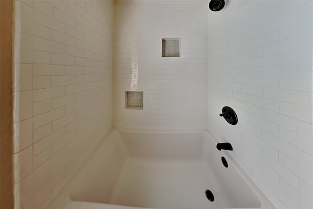 bathroom featuring tiled shower / bath combo