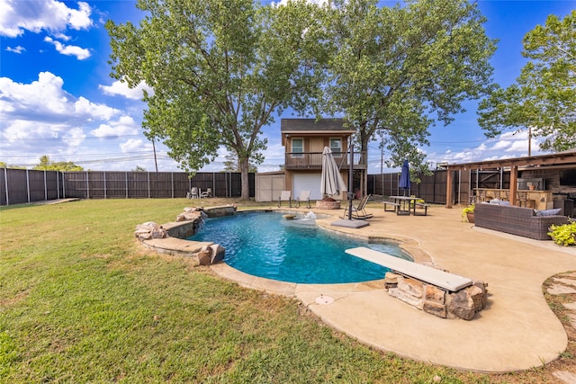 view of pool featuring outdoor lounge area, a diving board, a patio area, and a yard