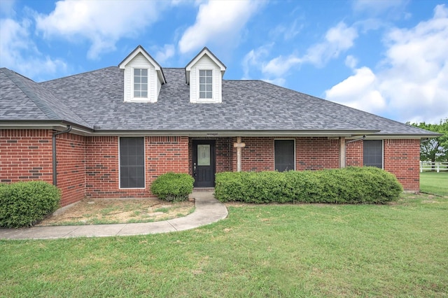 view of front facade featuring a front lawn