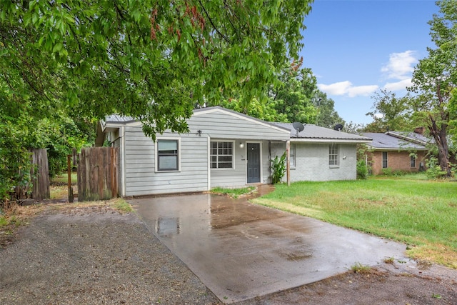 ranch-style home featuring a front lawn