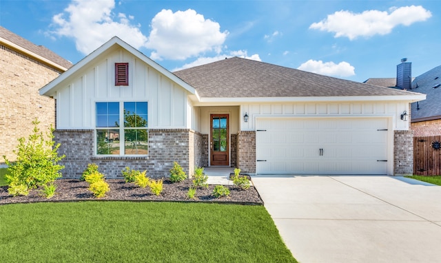 view of front facade featuring a garage and a front yard