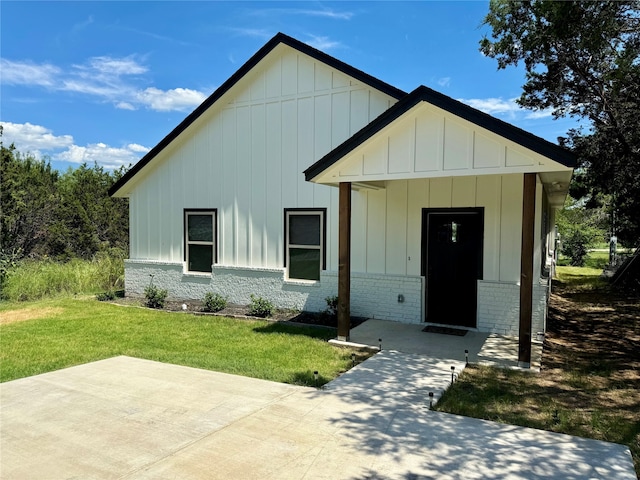 view of front facade with a patio and a front yard