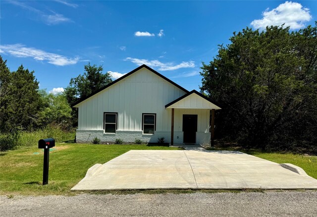 modern farmhouse style home with a front yard