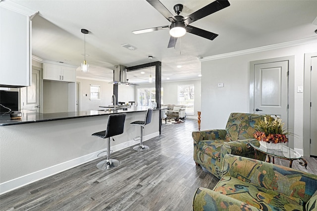 living room with baseboards, dark wood-style flooring, visible vents, and crown molding