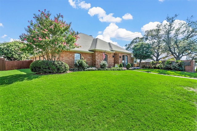 view of front facade featuring a front lawn