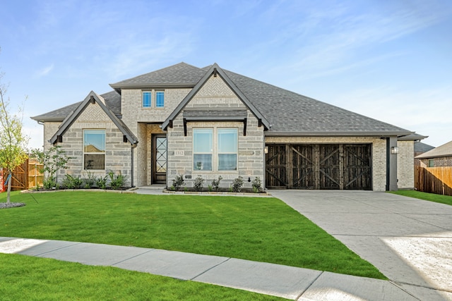 view of front facade featuring a front lawn