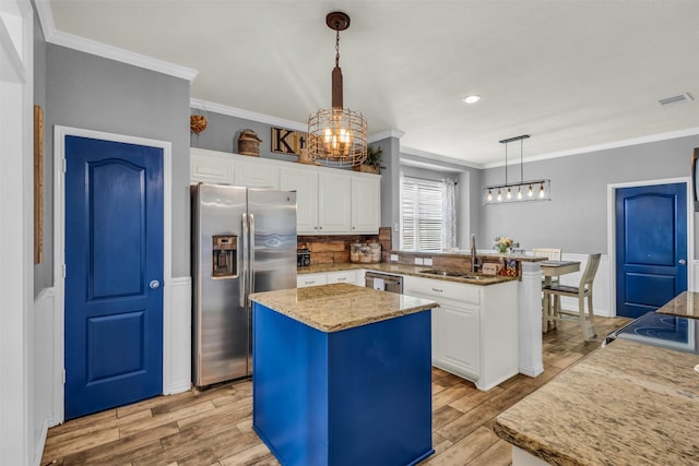 1114 Alexander Ct, Midlothian, TX 76065 - kitchen with stainless steel fridge, a sink, a peninsula, light wood finished floors, and crown molding
