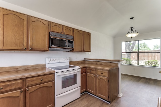 kitchen featuring dark wood-type flooring, lofted ceiling, kitchen peninsula, hanging light fixtures, and white electric range