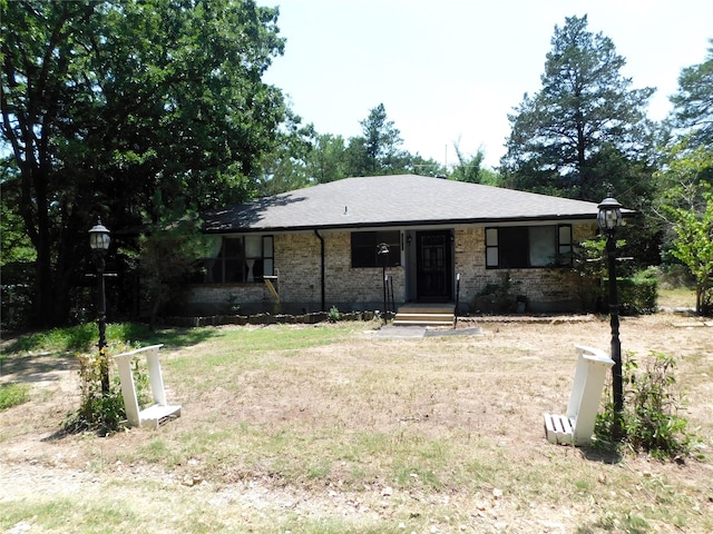 single story home with a front yard