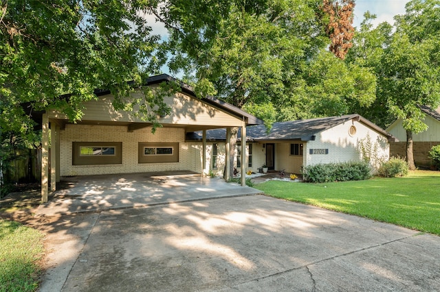 view of front of home with a carport and a front lawn