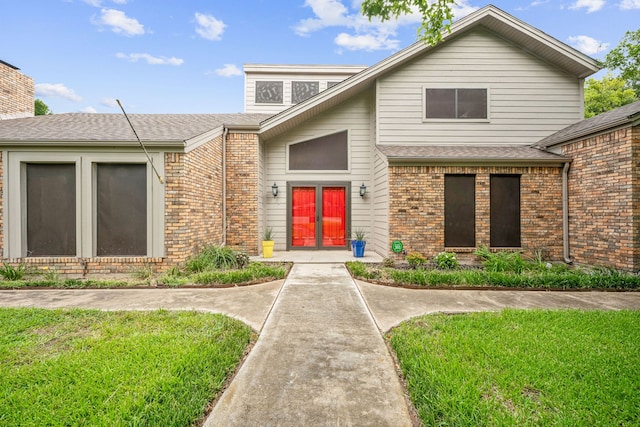 view of front of home featuring a front lawn