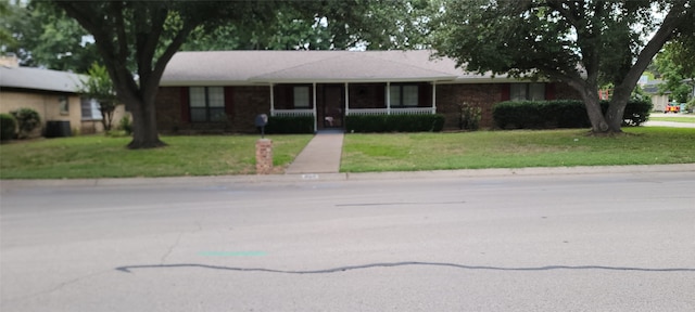 single story home featuring a front yard