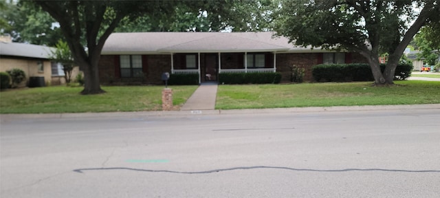 ranch-style house featuring a front yard