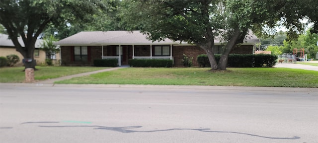 single story home featuring a front yard