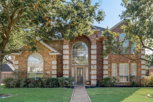 property entrance featuring a yard