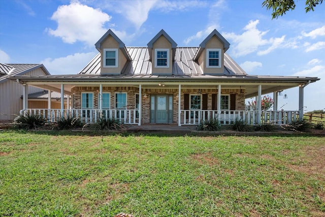 farmhouse inspired home featuring covered porch and a front lawn