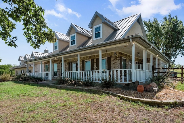 farmhouse featuring a front yard and a porch