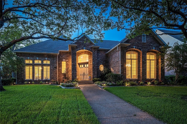 view of front of home featuring a front yard