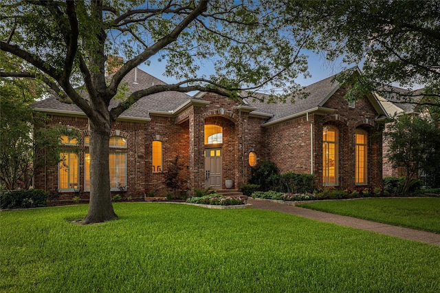 view of front of property with a front lawn