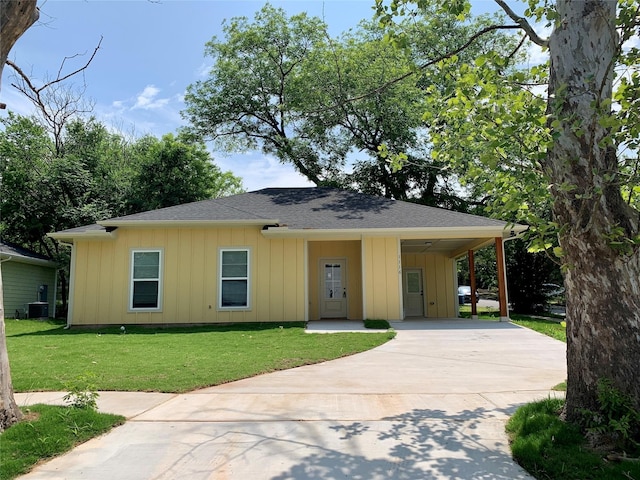 view of front of property featuring central AC unit, a carport, and a front yard