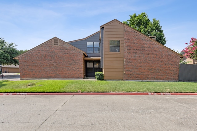 view of front of home featuring a front lawn