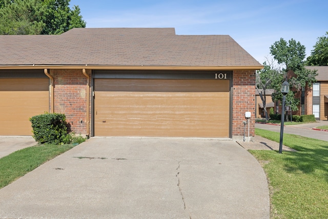 view of front of house featuring a garage and a front lawn