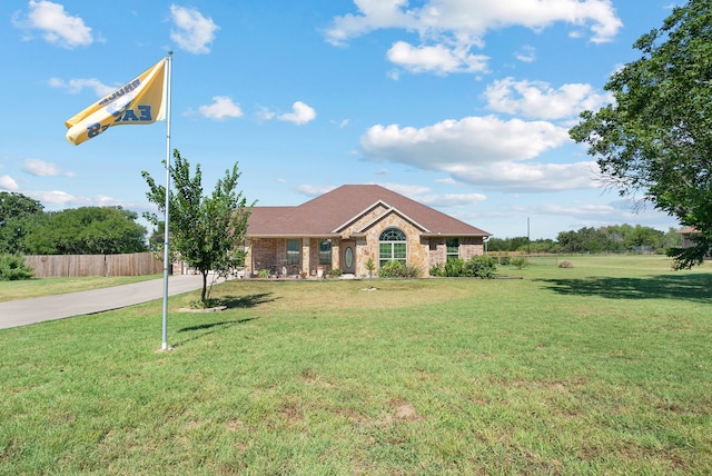 ranch-style home featuring a front lawn