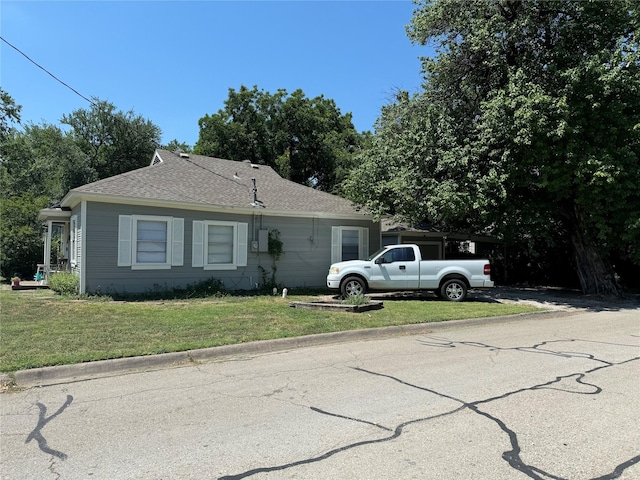 view of front of house with a front lawn