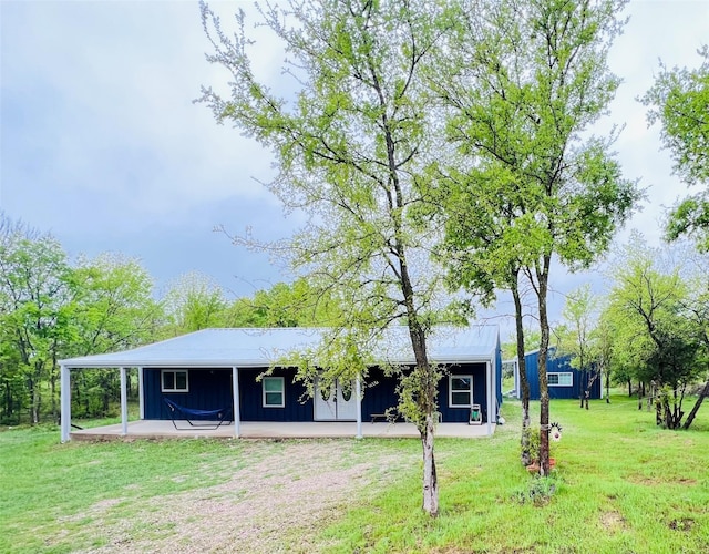 view of front of home with a patio area and a front lawn