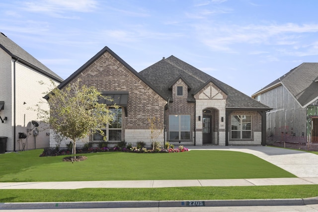 view of front of property featuring a front lawn