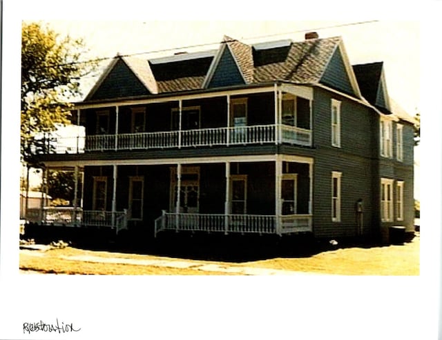 view of front facade featuring a porch