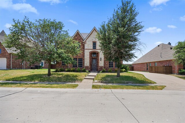 view of front of property featuring a front yard