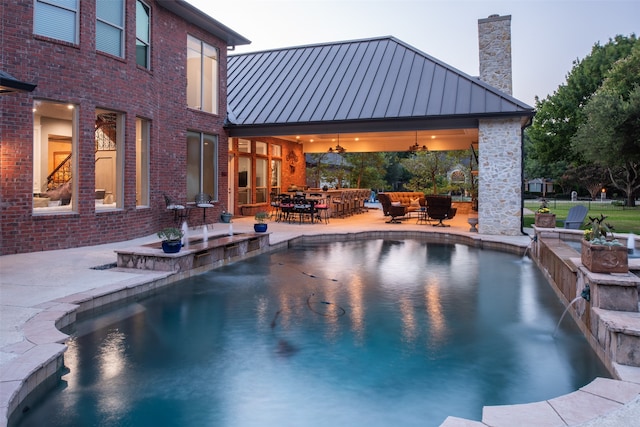 view of pool featuring outdoor lounge area, ceiling fan, a patio area, and pool water feature