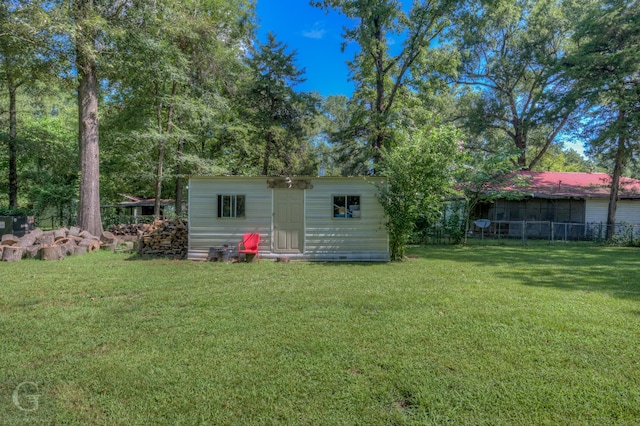 view of yard with an outbuilding