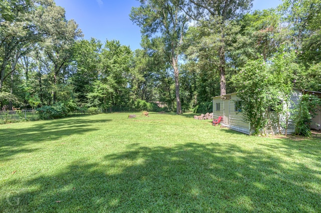 view of yard featuring an outbuilding