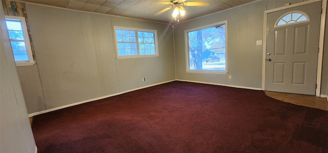 foyer entrance featuring carpet and ceiling fan