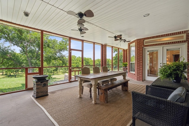 sunroom / solarium featuring ceiling fan