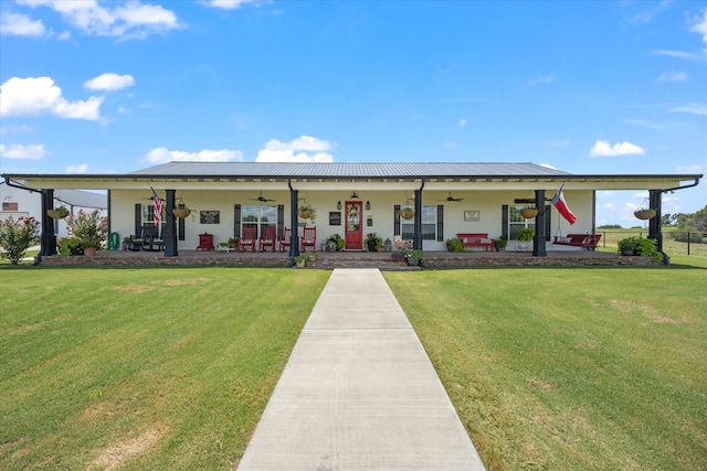 view of front of home featuring ceiling fan and a front yard