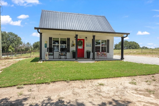 view of front facade featuring a porch and a front lawn