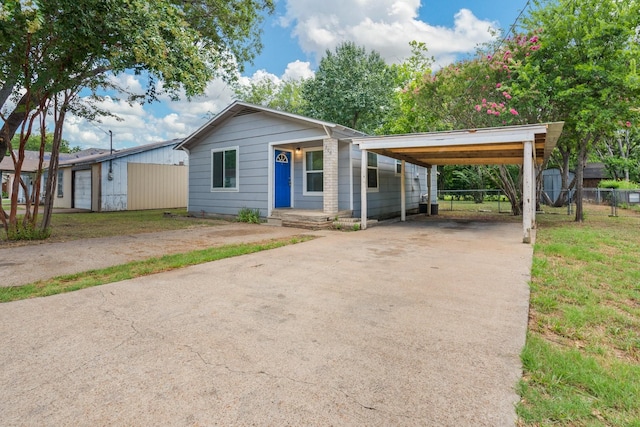 view of front facade featuring a front yard and a carport